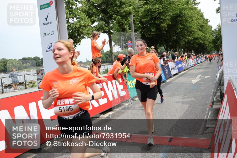 15.06.2025 - REWE Women's Run Strokosch-Dieckow http://msf.ph/oto/7931954 15.06.2025 11:01:24 Ziel 5196, 5208, 5498, 5579 meine-sportfotos.de