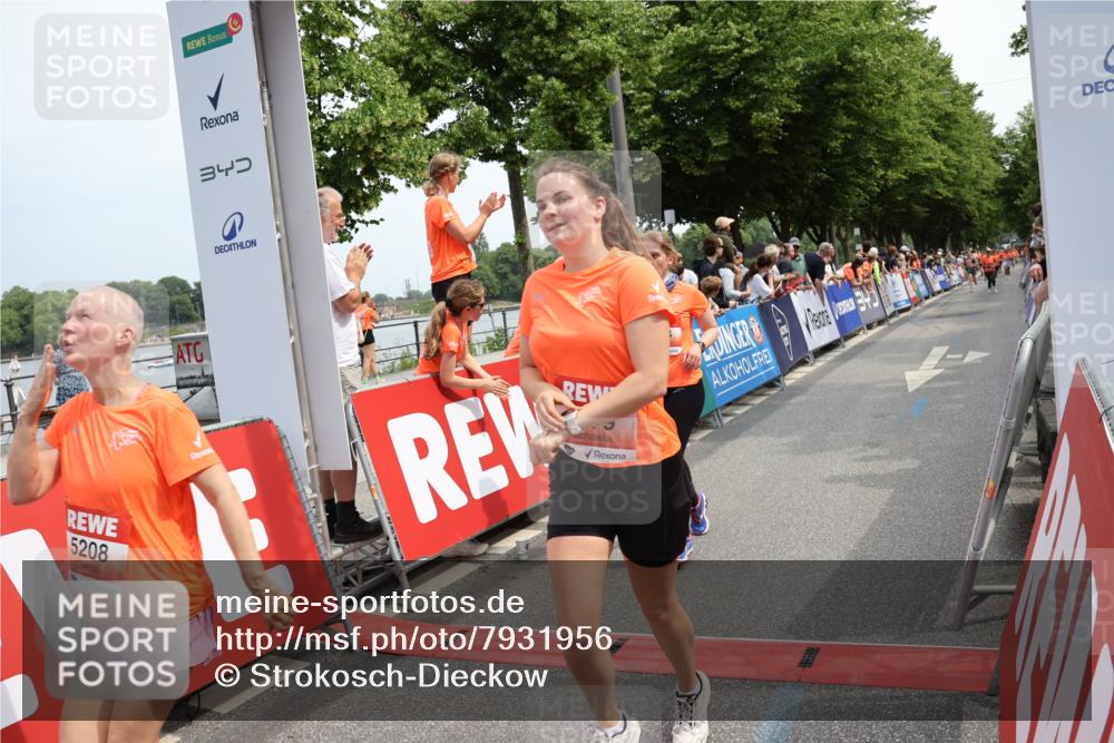 15.06.2025 - REWE Women's Run Strokosch-Dieckow http://msf.ph/oto/7931956 15.06.2025 11:01:24 Ziel 5196, 5208, 5498, 5579 meine-sportfotos.de