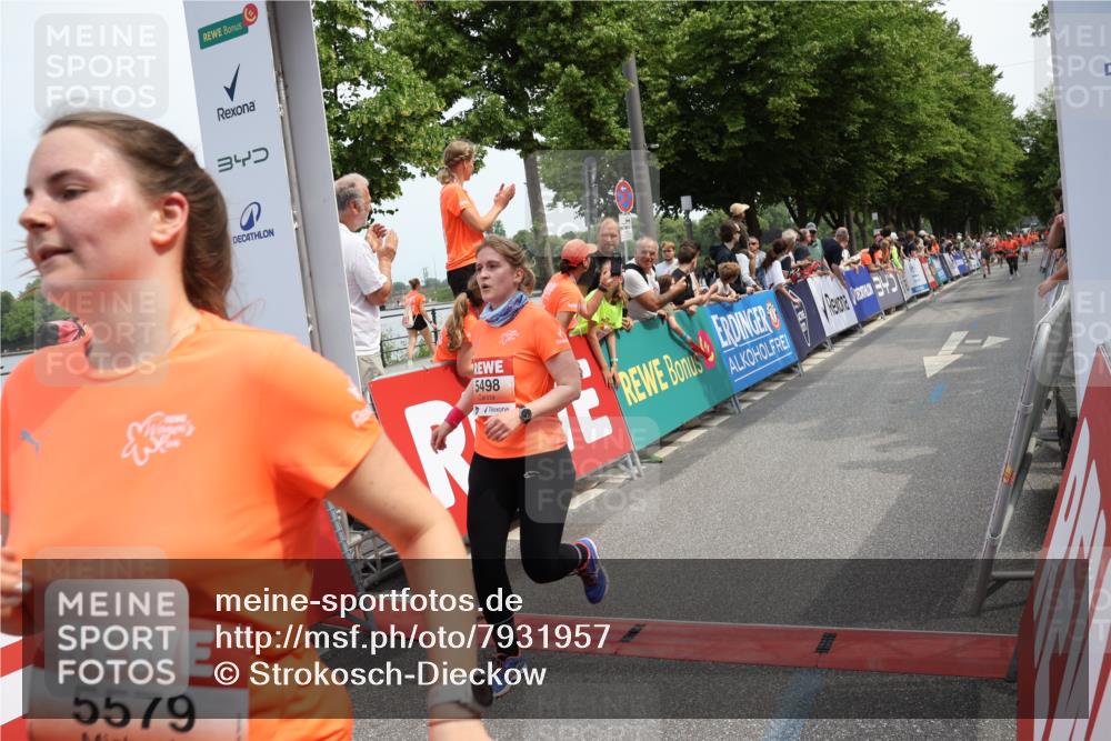 15.06.2025 - REWE Women's Run Strokosch-Dieckow http://msf.ph/oto/7931957 15.06.2025 11:01:25 Ziel 5196, 5208, 5498, 5579 meine-sportfotos.de