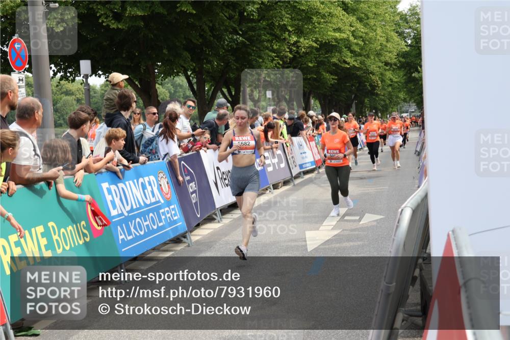 15.06.2025 - REWE Women's Run Strokosch-Dieckow http://msf.ph/oto/7931960 15.06.2025 11:01:31 Ziel 5085, 5498, 5579, 5616, 5635, 5682 meine-sportfotos.de