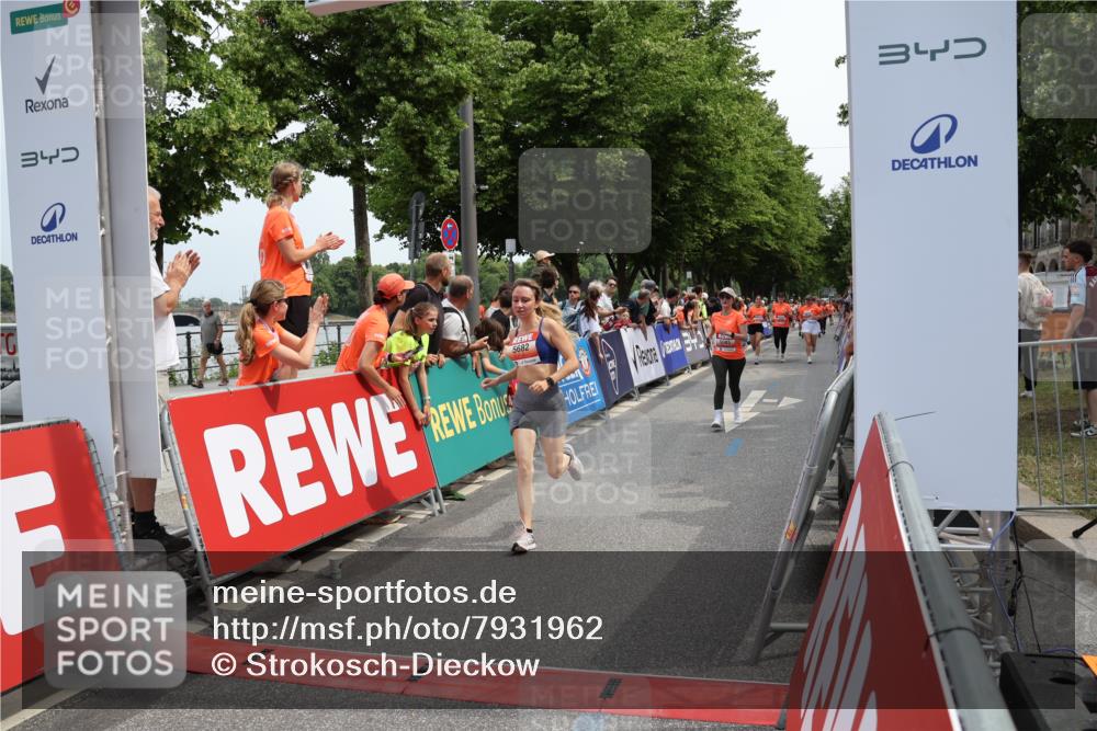 15.06.2025 - REWE Women's Run Strokosch-Dieckow http://msf.ph/oto/7931962 15.06.2025 11:01:33 Ziel 5085, 5086, 5616, 5635, 5682 meine-sportfotos.de