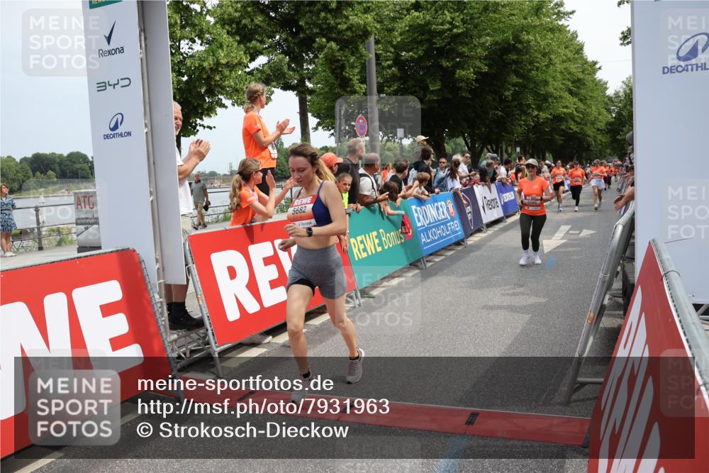 15.06.2025 - REWE Women's Run Strokosch-Dieckow http://msf.ph/oto/7931963 15.06.2025 11:01:33 Ziel 5085, 5086, 5616, 5635, 5682 meine-sportfotos.de