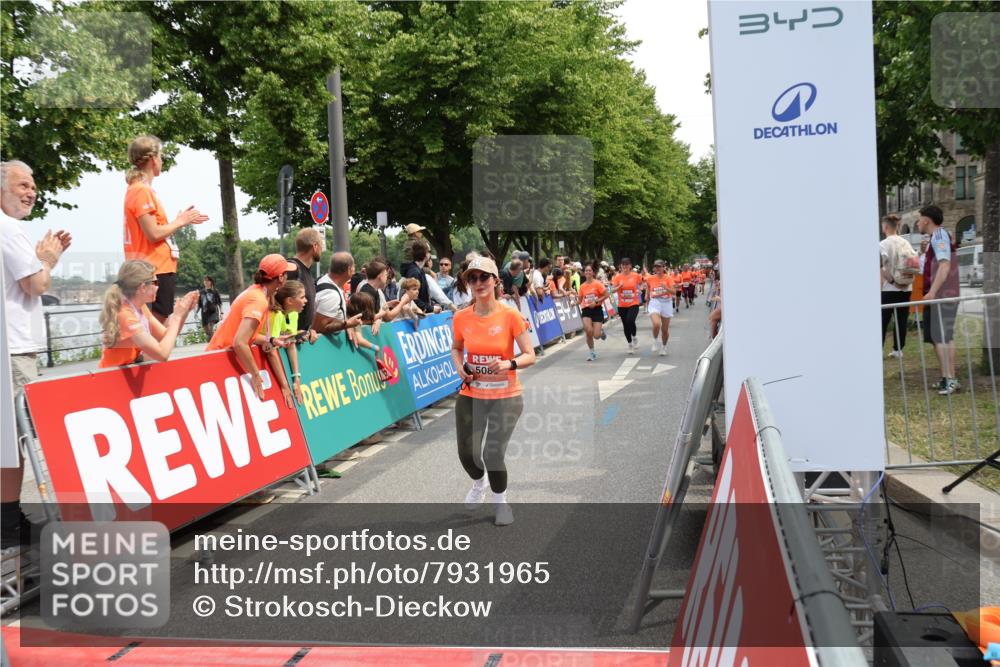 15.06.2025 - REWE Women's Run Strokosch-Dieckow http://msf.ph/oto/7931965 15.06.2025 11:01:34 Ziel 5085, 5086, 5115, 5616, 5635, 5682 meine-sportfotos.de