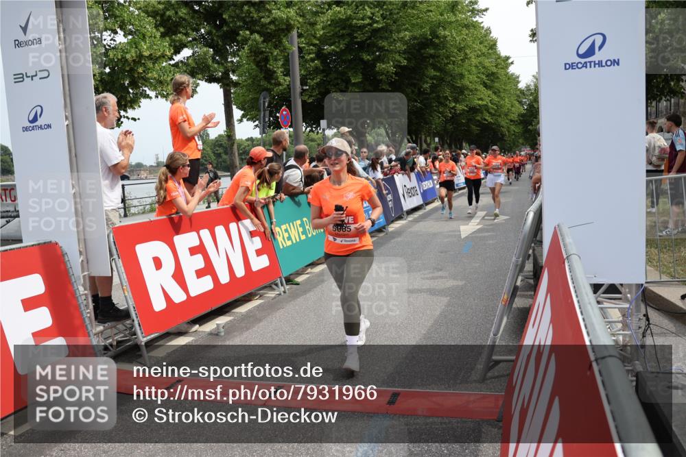 15.06.2025 - REWE Women's Run Strokosch-Dieckow http://msf.ph/oto/7931966 15.06.2025 11:01:35 Ziel 5085, 5086, 5115, 5616, 5635, 5682 meine-sportfotos.de
