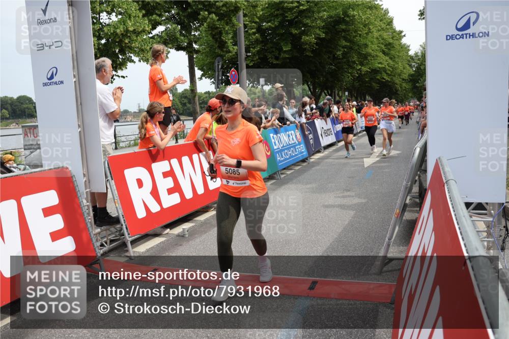 15.06.2025 - REWE Women's Run Strokosch-Dieckow http://msf.ph/oto/7931968 15.06.2025 11:01:35 Ziel 5085, 5086, 5115, 5616, 5635, 5682 meine-sportfotos.de