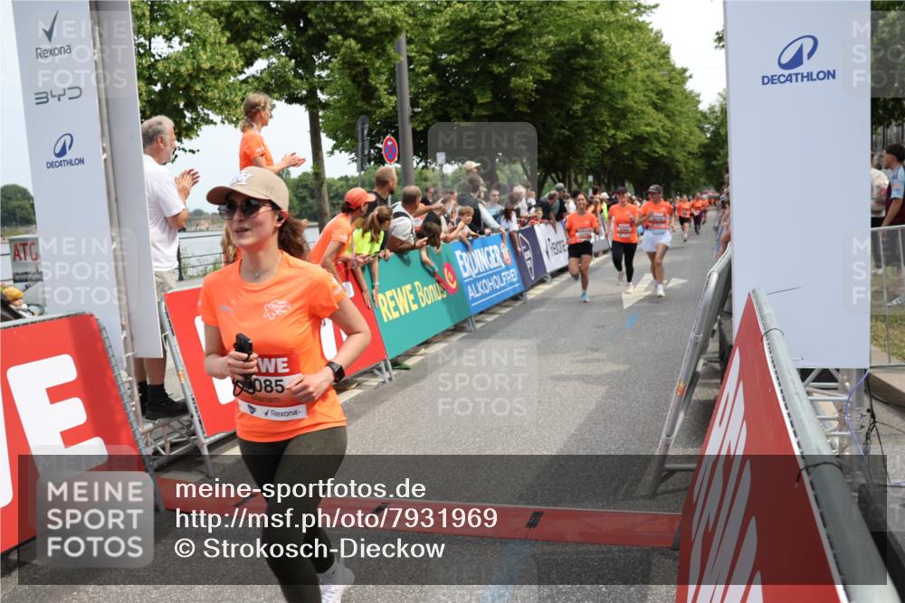 15.06.2025 - REWE Women's Run Strokosch-Dieckow http://msf.ph/oto/7931969 15.06.2025 11:01:36 Ziel 5085, 5086, 5115, 5616, 5635, 5682 meine-sportfotos.de