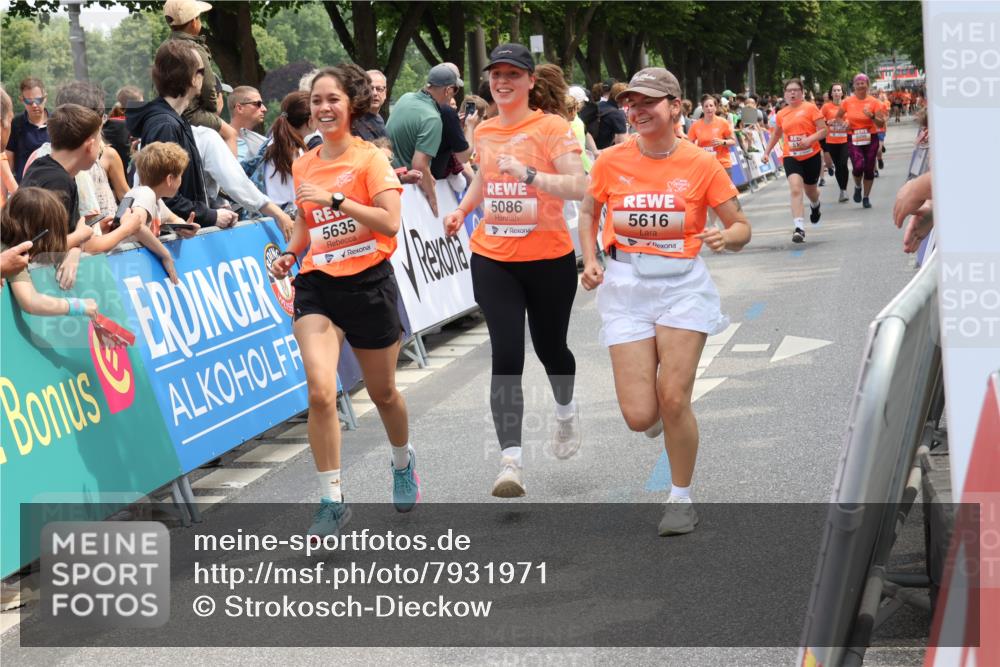 15.06.2025 - REWE Women's Run Strokosch-Dieckow http://msf.ph/oto/7931971 15.06.2025 11:01:36 Ziel 5085, 5086, 5115, 5616, 5635, 5682 meine-sportfotos.de
