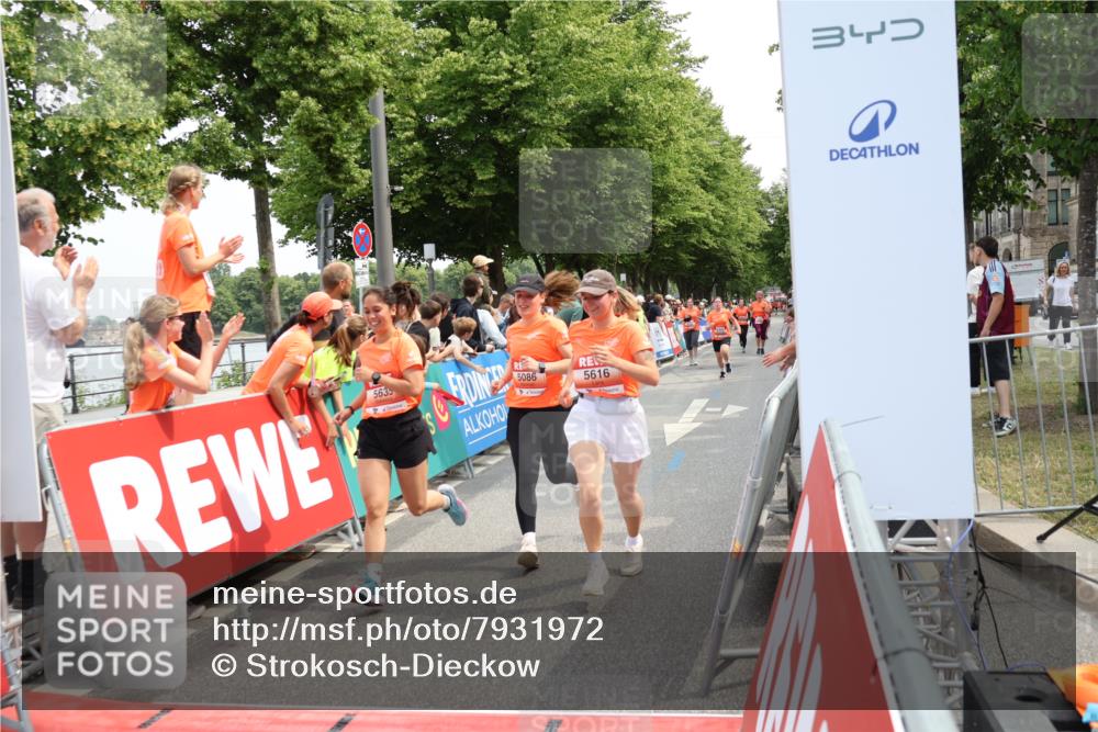 15.06.2025 - REWE Women's Run Strokosch-Dieckow http://msf.ph/oto/7931972 15.06.2025 11:01:37 Ziel 5085, 5086, 5115, 5186, 5616, 5635, 5682 meine-sportfotos.de