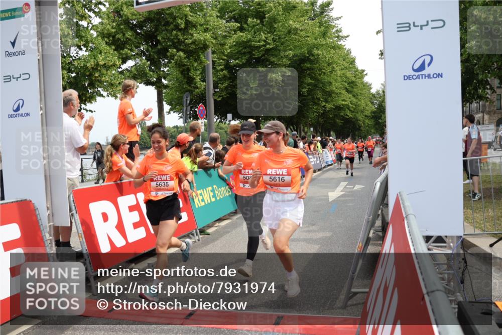 15.06.2025 - REWE Women's Run Strokosch-Dieckow http://msf.ph/oto/7931974 15.06.2025 11:01:38 Ziel 5085, 5086, 5099, 5115, 5120, 5186, 5616, 5635, 5682 meine-sportfotos.de