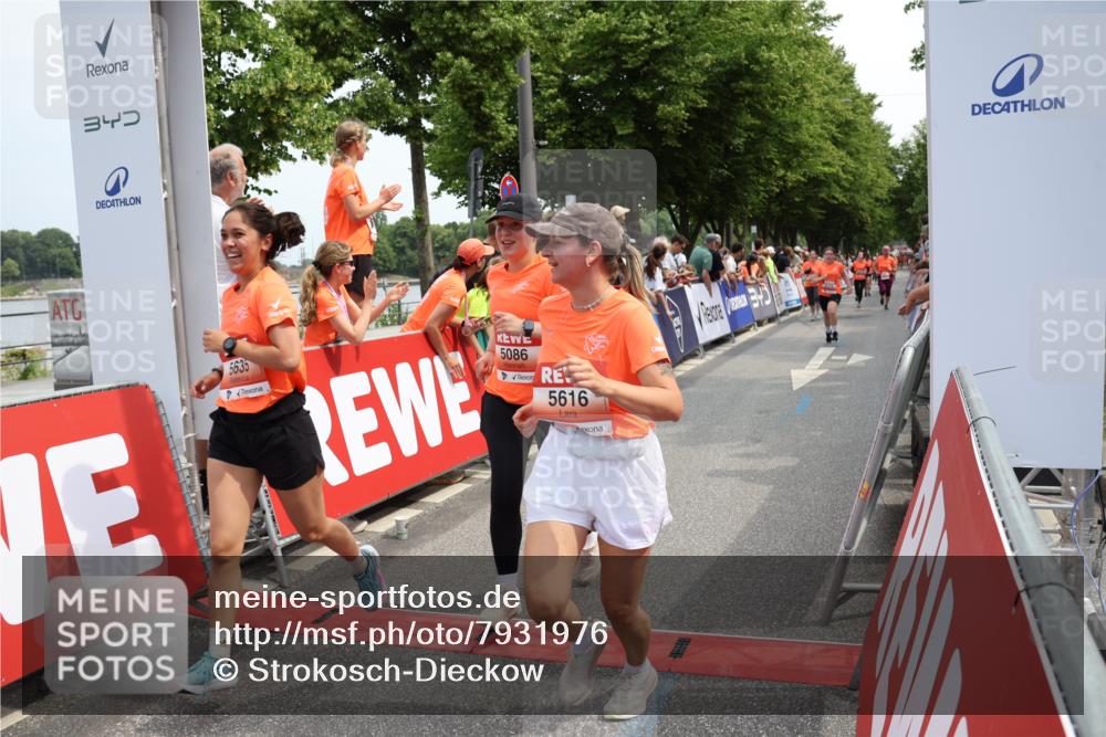 15.06.2025 - REWE Women's Run Strokosch-Dieckow http://msf.ph/oto/7931976 15.06.2025 11:01:38 Ziel 5085, 5086, 5099, 5115, 5120, 5186, 5616, 5635, 5682 meine-sportfotos.de