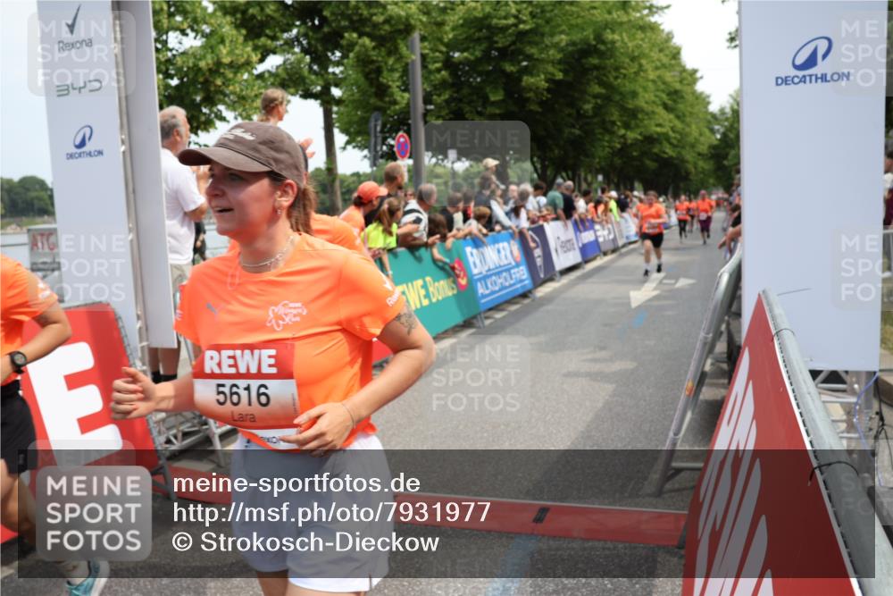 15.06.2025 - REWE Women's Run Strokosch-Dieckow http://msf.ph/oto/7931977 15.06.2025 11:01:38 Ziel 5085, 5086, 5099, 5115, 5120, 5186, 5616, 5635, 5682 meine-sportfotos.de