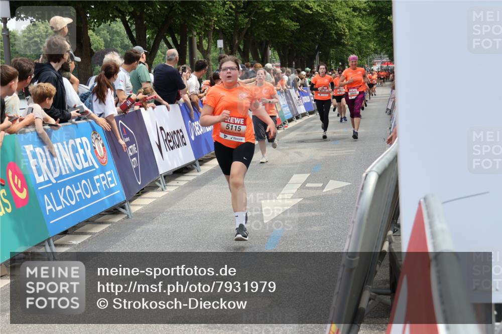 15.06.2025 - REWE Women's Run Strokosch-Dieckow http://msf.ph/oto/7931979 15.06.2025 11:01:39 Ziel 5085, 5086, 5099, 5115, 5120, 5186, 5616, 5635, 5682 meine-sportfotos.de