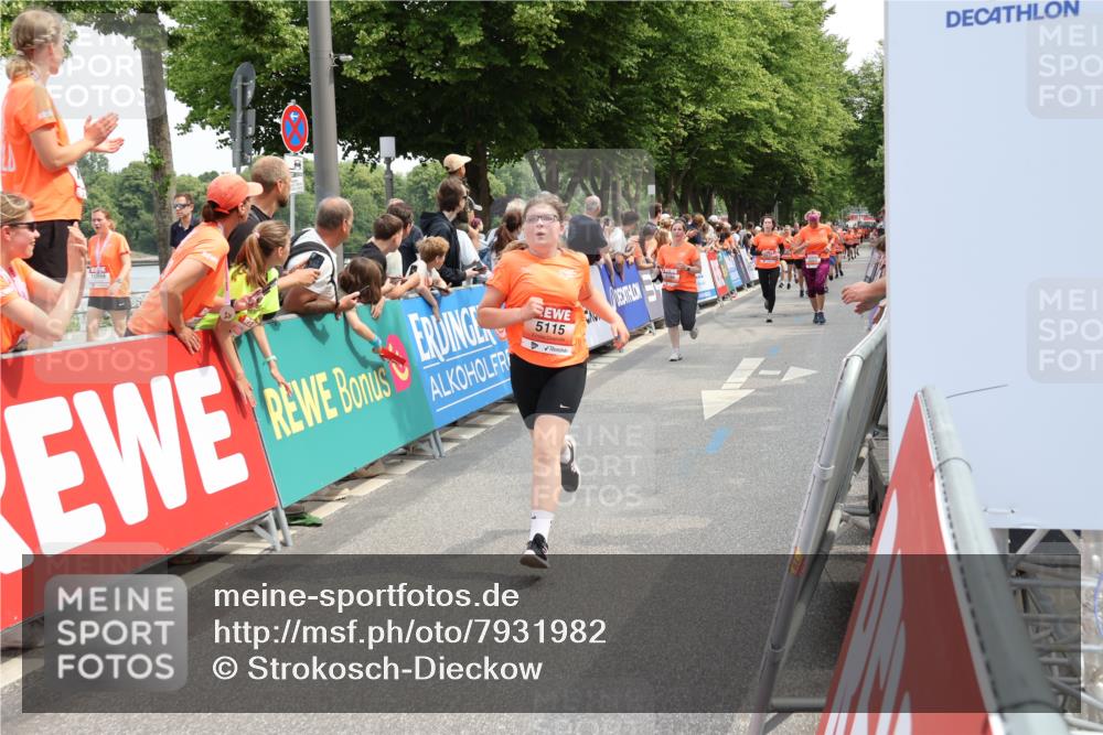 15.06.2025 - REWE Women's Run Strokosch-Dieckow http://msf.ph/oto/7931982 15.06.2025 11:01:40 Ziel 5085, 5086, 5099, 5115, 5120, 5186, 5205, 5616, 5625, 5635, 5682 meine-sportfotos.de