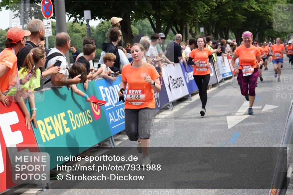 15.06.2025 - REWE Women's Run Strokosch-Dieckow http://msf.ph/oto/7931988 15.06.2025 11:01:42 Ziel 5085, 5086, 5099, 5115, 5120, 5186, 5205, 5299, 5616, 5625, 5635 meine-sportfotos.de