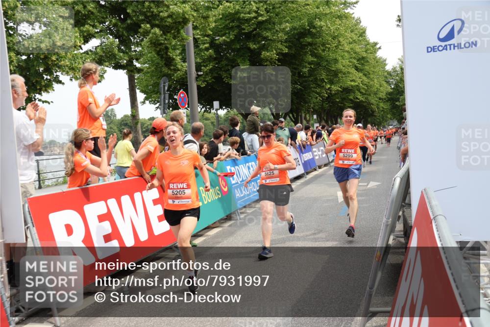 15.06.2025 - REWE Women's Run Strokosch-Dieckow http://msf.ph/oto/7931997 15.06.2025 11:01:46 Ziel 5043, 5068, 5071, 5099, 5115, 5120, 5186, 5205, 5299, 5360, 5361, 5625, 5637 meine-sportfotos.de