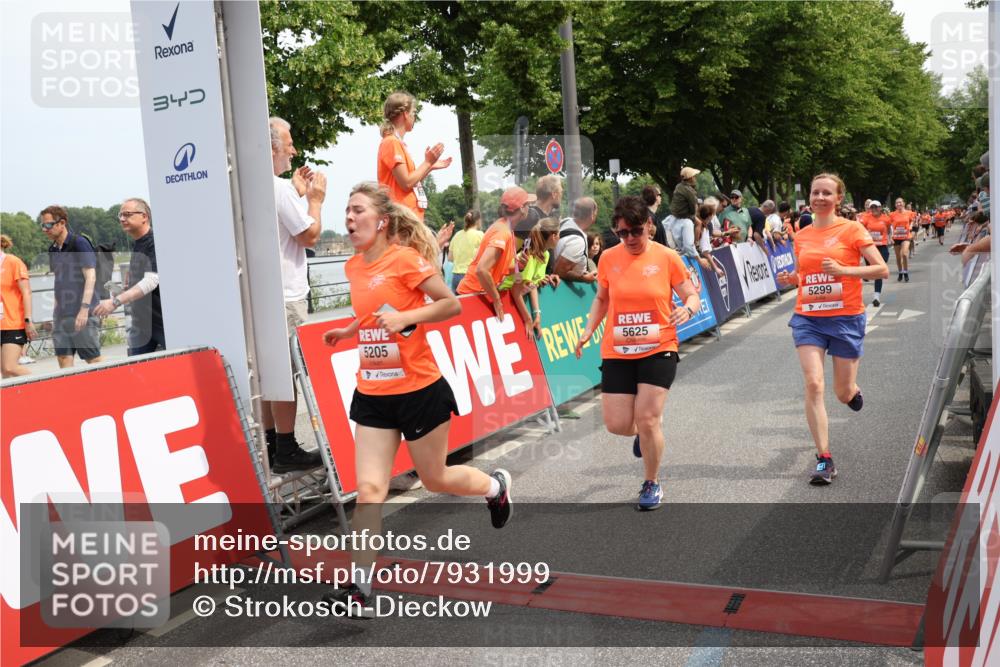 15.06.2025 - REWE Women's Run Strokosch-Dieckow http://msf.ph/oto/7931999 15.06.2025 11:01:47 Ziel 5043, 5068, 5071, 5099, 5115, 5120, 5186, 5205, 5299, 5360, 5361, 5625, 5637 meine-sportfotos.de