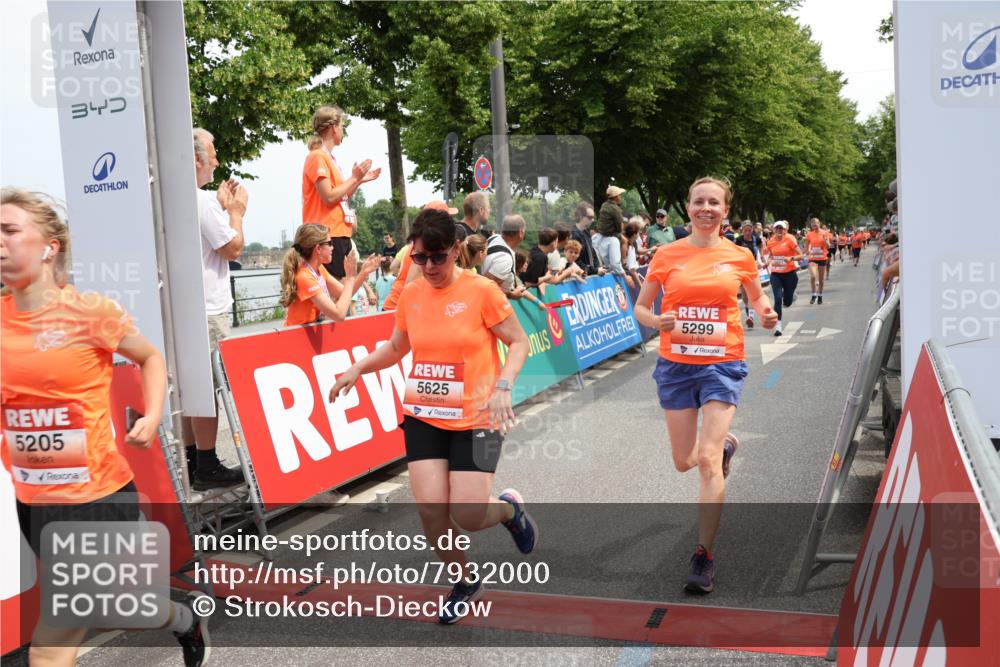 15.06.2025 - REWE Women's Run Strokosch-Dieckow http://msf.ph/oto/7932000 15.06.2025 11:01:47 Ziel 5043, 5068, 5071, 5099, 5115, 5120, 5186, 5205, 5299, 5360, 5361, 5625, 5637 meine-sportfotos.de