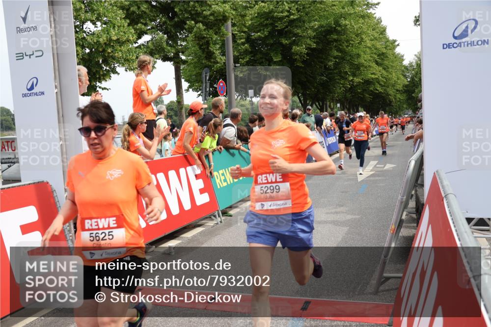 15.06.2025 - REWE Women's Run Strokosch-Dieckow http://msf.ph/oto/7932002 15.06.2025 11:01:47 Ziel 5043, 5068, 5071, 5099, 5115, 5120, 5186, 5205, 5299, 5360, 5361, 5625, 5637 meine-sportfotos.de