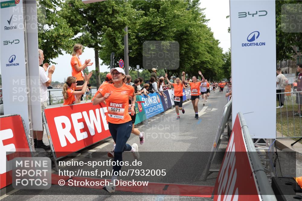 15.06.2025 - REWE Women's Run Strokosch-Dieckow http://msf.ph/oto/7932005 15.06.2025 11:01:49 Ziel 5043, 5068, 5071, 5099, 5120, 5186, 5205, 5299, 5360, 5361, 5625, 5637 meine-sportfotos.de
