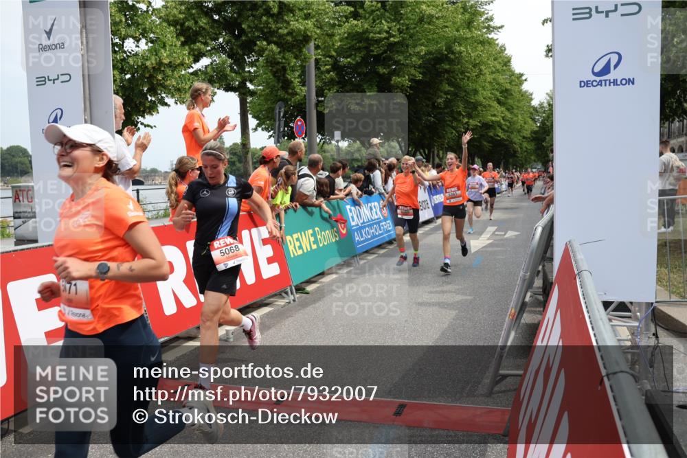 15.06.2025 - REWE Women's Run Strokosch-Dieckow http://msf.ph/oto/7932007 15.06.2025 11:01:50 Ziel 5043, 5068, 5071, 5099, 5120, 5186, 5205, 5299, 5360, 5361, 5625, 5637 meine-sportfotos.de
