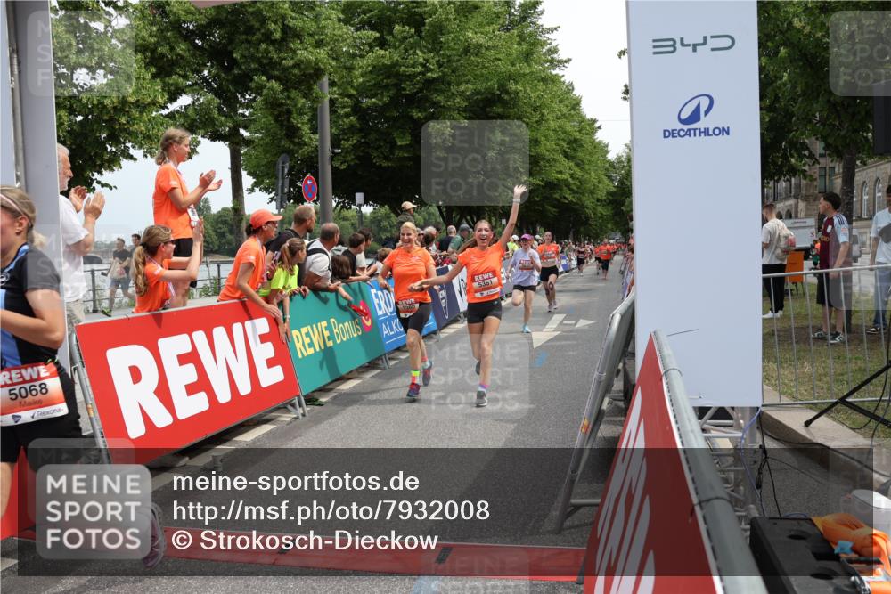 15.06.2025 - REWE Women's Run Strokosch-Dieckow http://msf.ph/oto/7932008 15.06.2025 11:01:50 Ziel 5043, 5068, 5071, 5099, 5120, 5186, 5205, 5299, 5360, 5361, 5625, 5637 meine-sportfotos.de