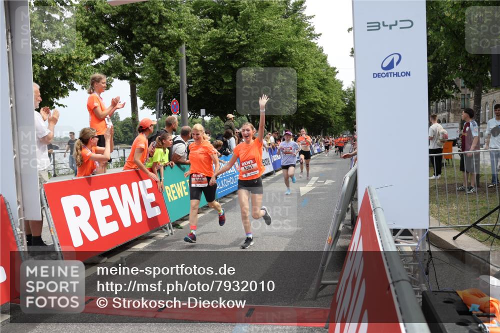 15.06.2025 - REWE Women's Run Strokosch-Dieckow http://msf.ph/oto/7932010 15.06.2025 11:01:50 Ziel 5043, 5068, 5071, 5099, 5120, 5186, 5205, 5299, 5360, 5361, 5625, 5637 meine-sportfotos.de