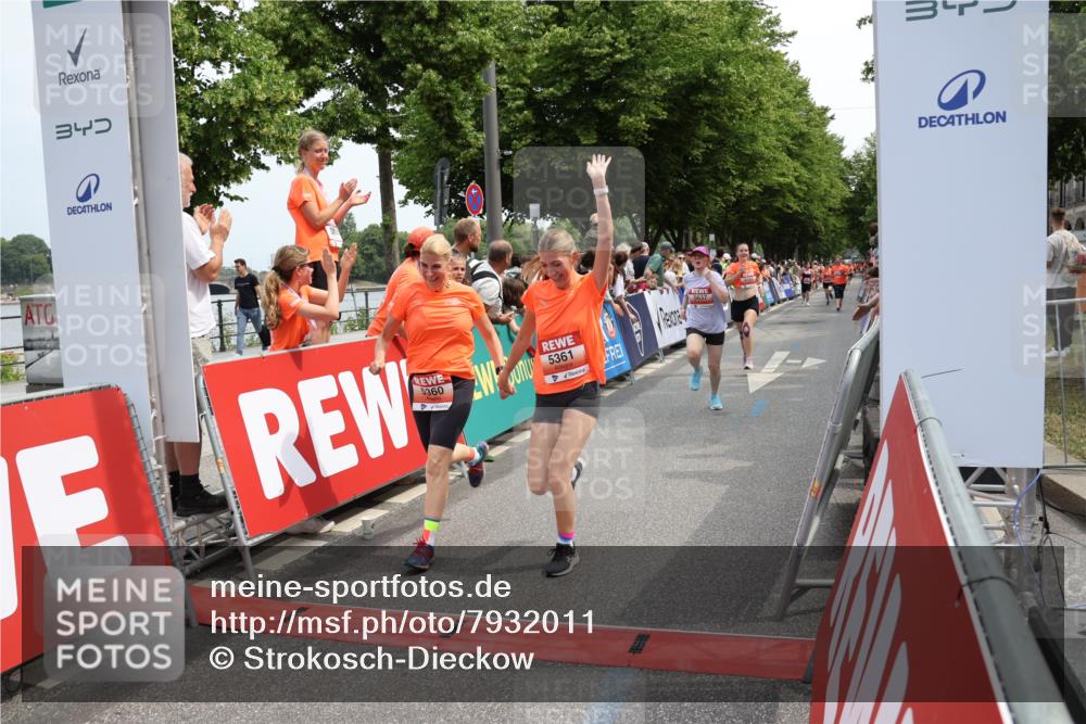15.06.2025 - REWE Women's Run Strokosch-Dieckow http://msf.ph/oto/7932011 15.06.2025 11:01:51 Ziel 5043, 5068, 5071, 5099, 5120, 5205, 5299, 5360, 5361, 5389, 5625, 5637 meine-sportfotos.de
