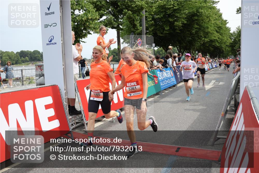 15.06.2025 - REWE Women's Run Strokosch-Dieckow http://msf.ph/oto/7932013 15.06.2025 11:01:51 Ziel 5043, 5068, 5071, 5099, 5120, 5205, 5299, 5360, 5361, 5389, 5625, 5637 meine-sportfotos.de