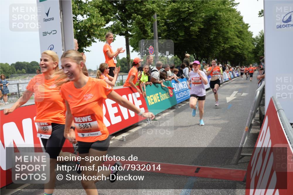15.06.2025 - REWE Women's Run Strokosch-Dieckow http://msf.ph/oto/7932014 15.06.2025 11:01:51 Ziel 5043, 5068, 5071, 5099, 5120, 5205, 5299, 5360, 5361, 5389, 5625, 5637 meine-sportfotos.de