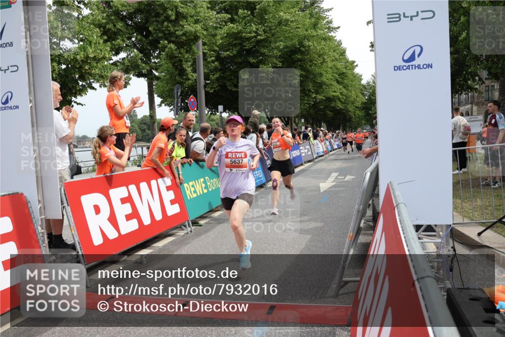 15.06.2025 - REWE Women's Run Strokosch-Dieckow http://msf.ph/oto/7932016 15.06.2025 11:01:52 Ziel 5043, 5068, 5071, 5205, 5299, 5360, 5361, 5389, 5542, 5625, 5637 meine-sportfotos.de
