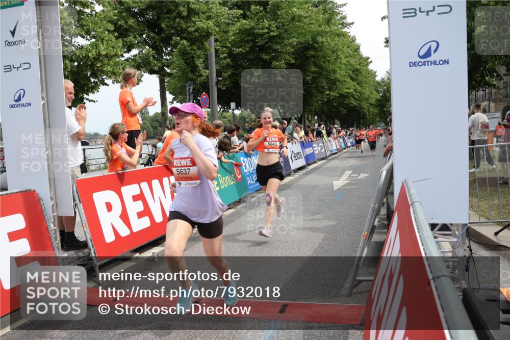 15.06.2025 - REWE Women's Run Strokosch-Dieckow http://msf.ph/oto/7932018 15.06.2025 11:01:52 Ziel 5043, 5068, 5071, 5205, 5299, 5360, 5361, 5389, 5542, 5625, 5637 meine-sportfotos.de