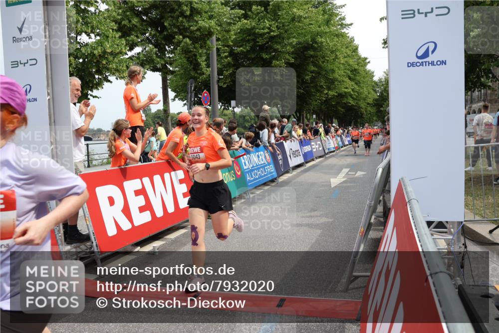 15.06.2025 - REWE Women's Run Strokosch-Dieckow http://msf.ph/oto/7932020 15.06.2025 11:01:53 Ziel 5043, 5068, 5071, 5205, 5299, 5360, 5361, 5389, 5542, 5625, 5637 meine-sportfotos.de