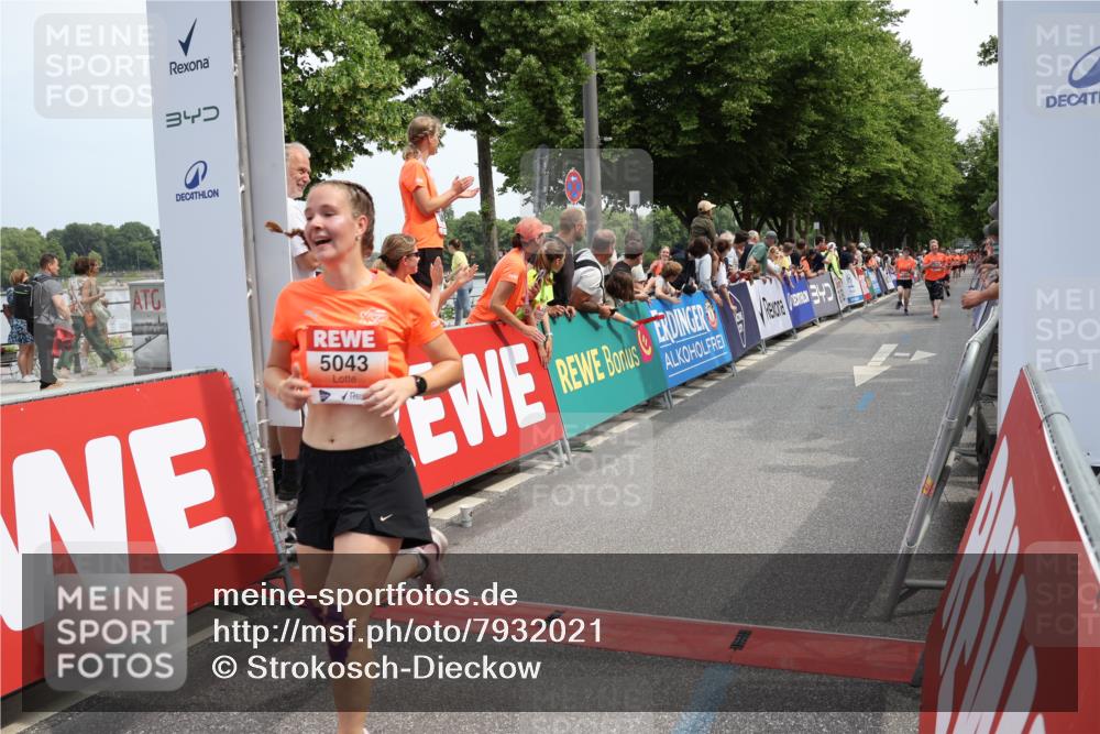 15.06.2025 - REWE Women's Run Strokosch-Dieckow http://msf.ph/oto/7932021 15.06.2025 11:01:53 Ziel 5043, 5068, 5071, 5205, 5299, 5360, 5361, 5389, 5542, 5625, 5637 meine-sportfotos.de