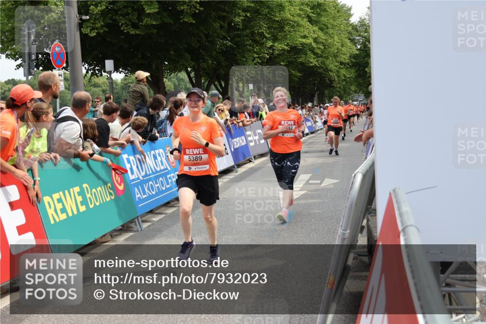 15.06.2025 - REWE Women's Run Strokosch-Dieckow http://msf.ph/oto/7932023 15.06.2025 11:01:56 Ziel 5043, 5068, 5071, 5302, 5360, 5361, 5389, 5542, 5549, 5637 meine-sportfotos.de