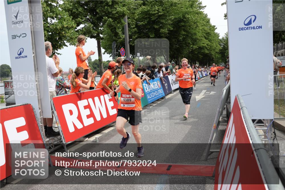 15.06.2025 - REWE Women's Run Strokosch-Dieckow http://msf.ph/oto/7932024 15.06.2025 11:01:57 Ziel 5043, 5302, 5360, 5361, 5389, 5542, 5549, 5566, 5637 meine-sportfotos.de