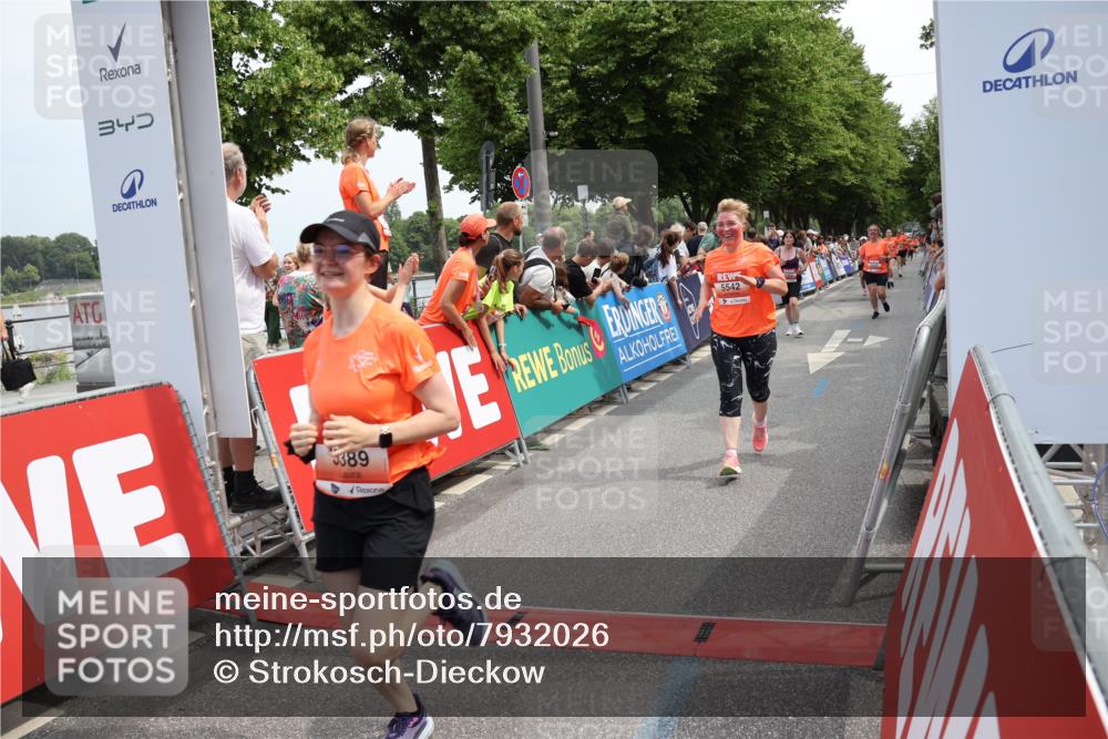 15.06.2025 - REWE Women's Run Strokosch-Dieckow http://msf.ph/oto/7932026 15.06.2025 11:01:57 Ziel 5043, 5302, 5360, 5361, 5389, 5542, 5549, 5566, 5637 meine-sportfotos.de