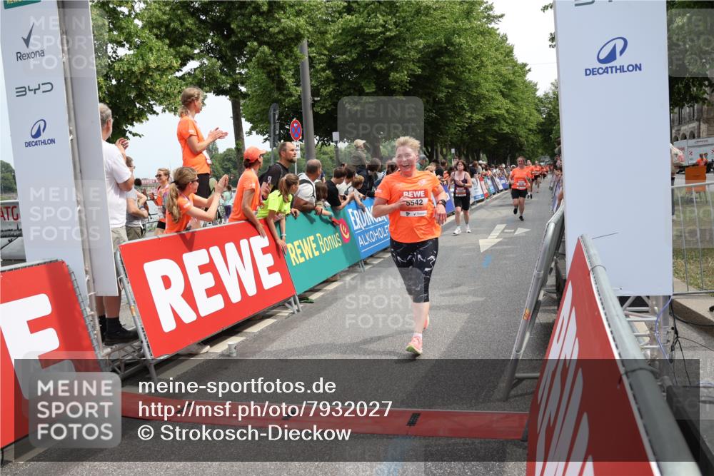 15.06.2025 - REWE Women's Run Strokosch-Dieckow http://msf.ph/oto/7932027 15.06.2025 11:01:58 Ziel 5043, 5128, 5302, 5360, 5361, 5389, 5542, 5549, 5566, 5637 meine-sportfotos.de