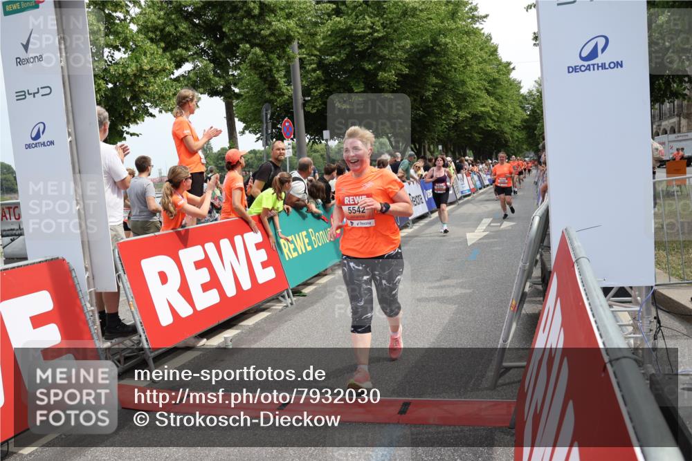 15.06.2025 - REWE Women's Run Strokosch-Dieckow http://msf.ph/oto/7932030 15.06.2025 11:01:58 Ziel 5043, 5128, 5302, 5360, 5361, 5389, 5542, 5549, 5566, 5637 meine-sportfotos.de