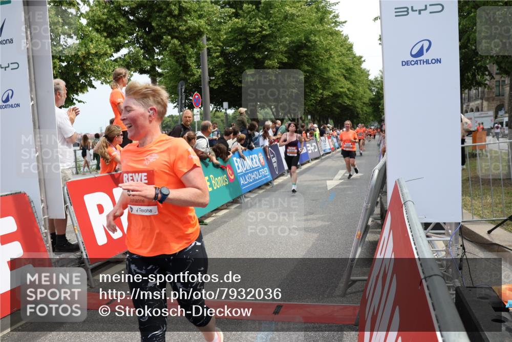 15.06.2025 - REWE Women's Run Strokosch-Dieckow http://msf.ph/oto/7932036 15.06.2025 11:01:59 Ziel 5043, 5128, 5302, 5389, 5542, 5549, 5566, 5609, 5637 meine-sportfotos.de