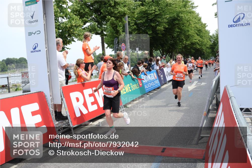 15.06.2025 - REWE Women's Run Strokosch-Dieckow http://msf.ph/oto/7932042 15.06.2025 11:02:01 Ziel 5128, 5302, 5389, 5536, 5542, 5549, 5566, 5609 meine-sportfotos.de