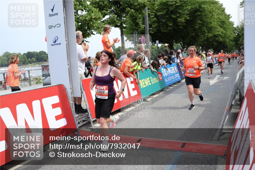 15.06.2025 - REWE Women's Run Strokosch-Dieckow http://msf.ph/oto/7932047 15.06.2025 11:02:01 Ziel 5128, 5302, 5389, 5536, 5542, 5549, 5566, 5609 meine-sportfotos.de