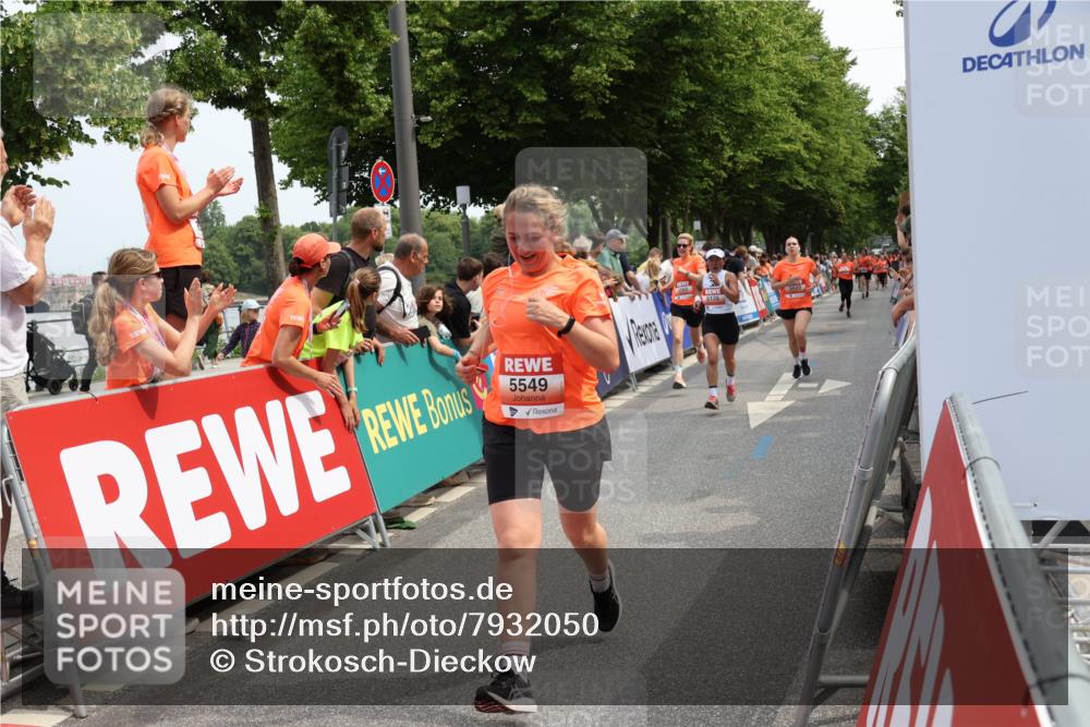 15.06.2025 - REWE Women's Run Strokosch-Dieckow http://msf.ph/oto/7932050 15.06.2025 11:02:02 Ziel 5128, 5302, 5389, 5489, 5536, 5542, 5549, 5566, 5609 meine-sportfotos.de