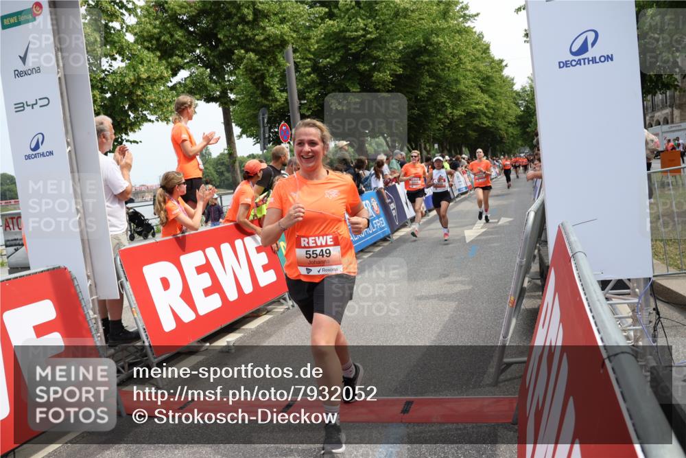 15.06.2025 - REWE Women's Run Strokosch-Dieckow http://msf.ph/oto/7932052 15.06.2025 11:02:02 Ziel 5128, 5302, 5389, 5489, 5536, 5542, 5549, 5566, 5609 meine-sportfotos.de