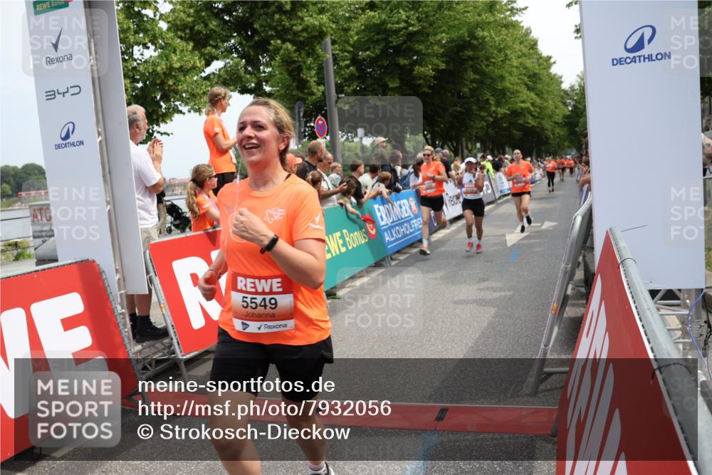 15.06.2025 - REWE Women's Run Strokosch-Dieckow http://msf.ph/oto/7932056 15.06.2025 11:02:02 Ziel 5128, 5302, 5389, 5489, 5536, 5542, 5549, 5566, 5609 meine-sportfotos.de