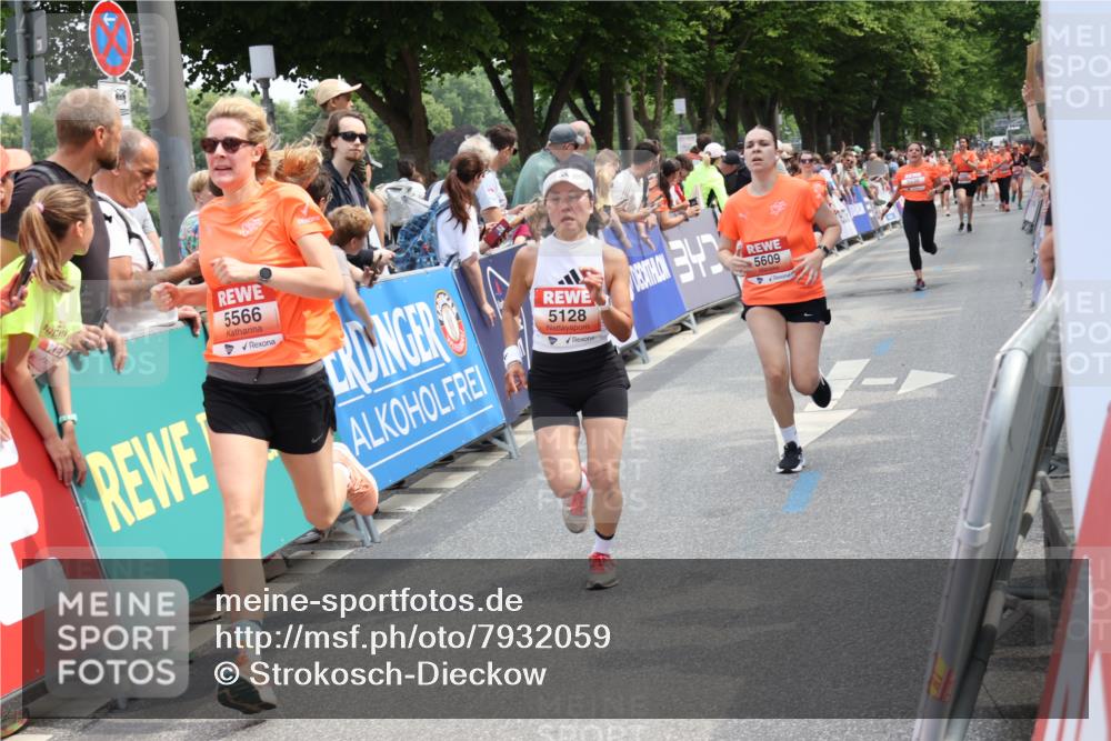 15.06.2025 - REWE Women's Run Strokosch-Dieckow http://msf.ph/oto/7932059 15.06.2025 11:02:03 Ziel 5128, 5302, 5389, 5489, 5536, 5542, 5549, 5566, 5609 meine-sportfotos.de