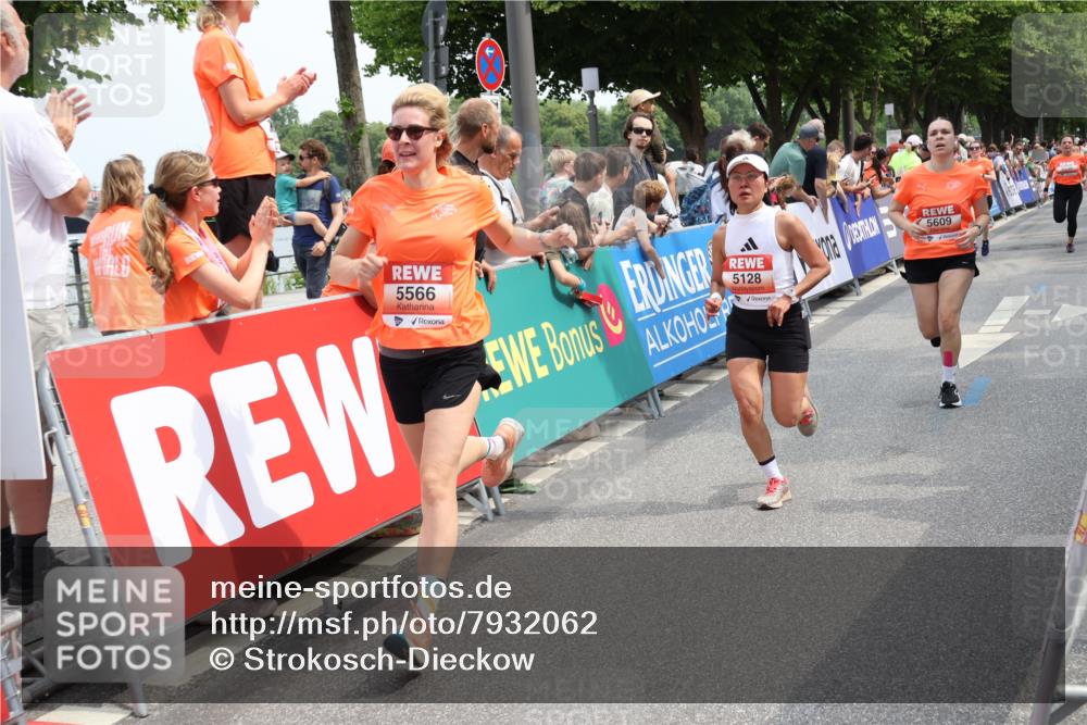 15.06.2025 - REWE Women's Run Strokosch-Dieckow http://msf.ph/oto/7932062 15.06.2025 11:02:03 Ziel 5128, 5302, 5389, 5489, 5536, 5542, 5549, 5566, 5609 meine-sportfotos.de