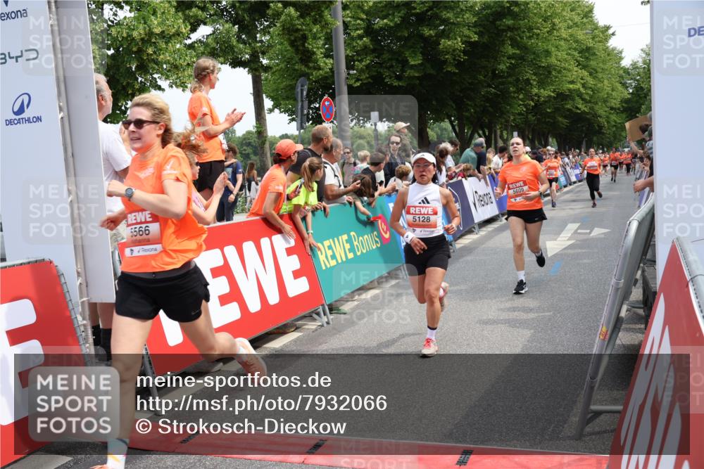 15.06.2025 - REWE Women's Run Strokosch-Dieckow http://msf.ph/oto/7932066 15.06.2025 11:02:04 Ziel 5128, 5302, 5389, 5489, 5536, 5542, 5549, 5566, 5609 meine-sportfotos.de