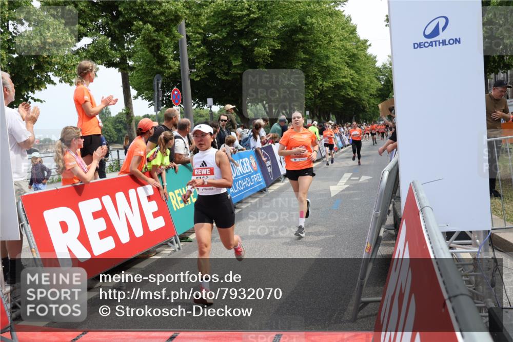 15.06.2025 - REWE Women's Run Strokosch-Dieckow http://msf.ph/oto/7932070 15.06.2025 11:02:04 Ziel 5128, 5302, 5389, 5489, 5536, 5542, 5549, 5566, 5609 meine-sportfotos.de