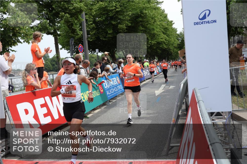 15.06.2025 - REWE Women's Run Strokosch-Dieckow http://msf.ph/oto/7932072 15.06.2025 11:02:04 Ziel 5128, 5302, 5389, 5489, 5536, 5542, 5549, 5566, 5609 meine-sportfotos.de