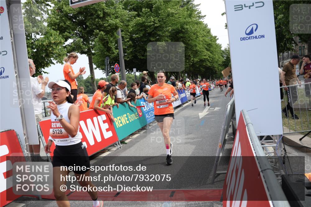 15.06.2025 - REWE Women's Run Strokosch-Dieckow http://msf.ph/oto/7932075 15.06.2025 11:02:05 Ziel 5128, 5302, 5489, 5536, 5542, 5549, 5566, 5609 meine-sportfotos.de